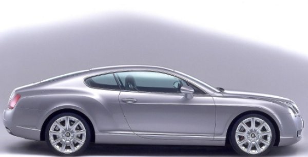 Сред най-красивите Bentley на всички времена, тази кола споделя платформа с Volkswagen. Определено е по-красив от Phaeton и въпреки че е голям, не изглежда толкова ненужно едричък, колкото настоящият му наследник.
